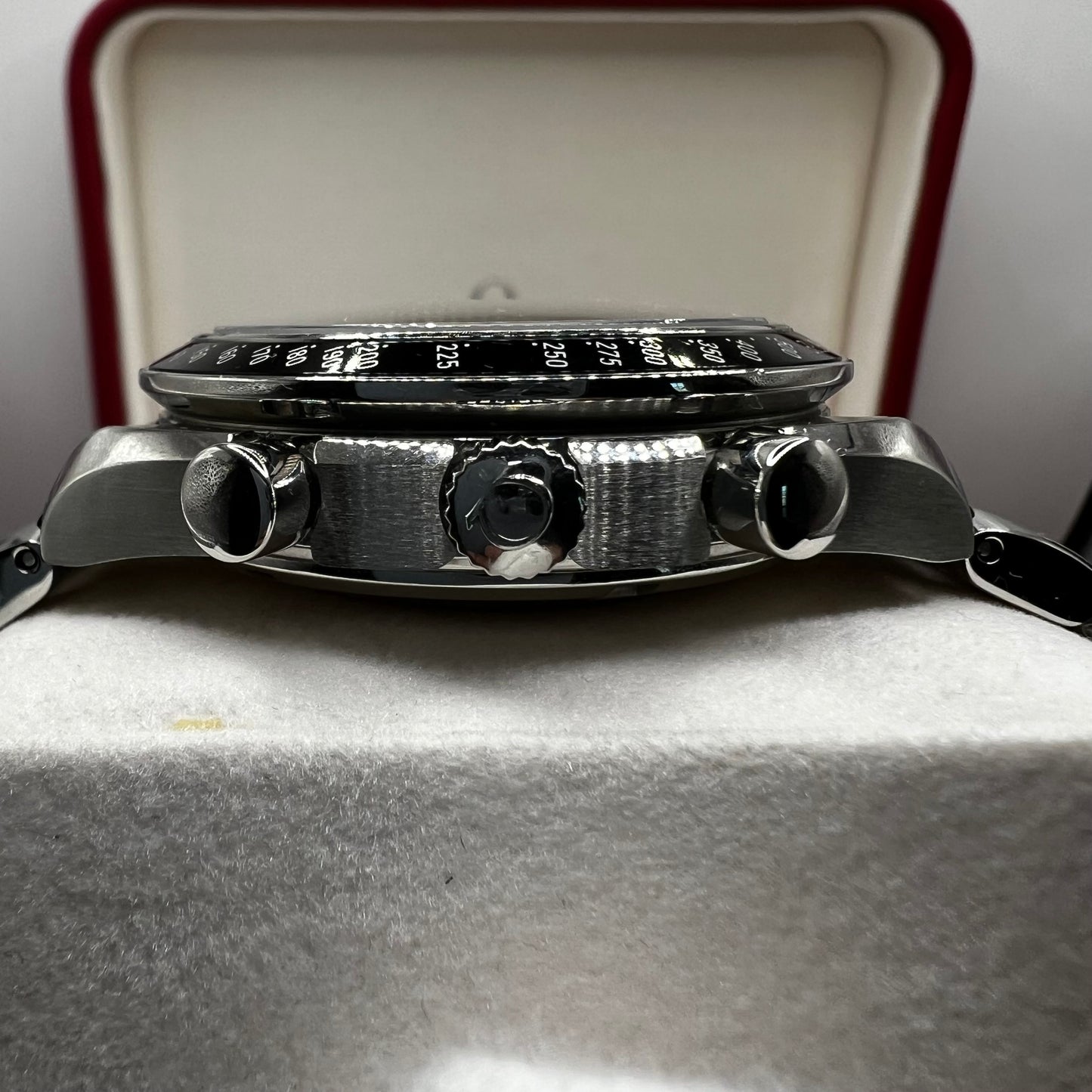 OMEGA Speedmaster Date / Day‑Date 323.30.40.40.06.001